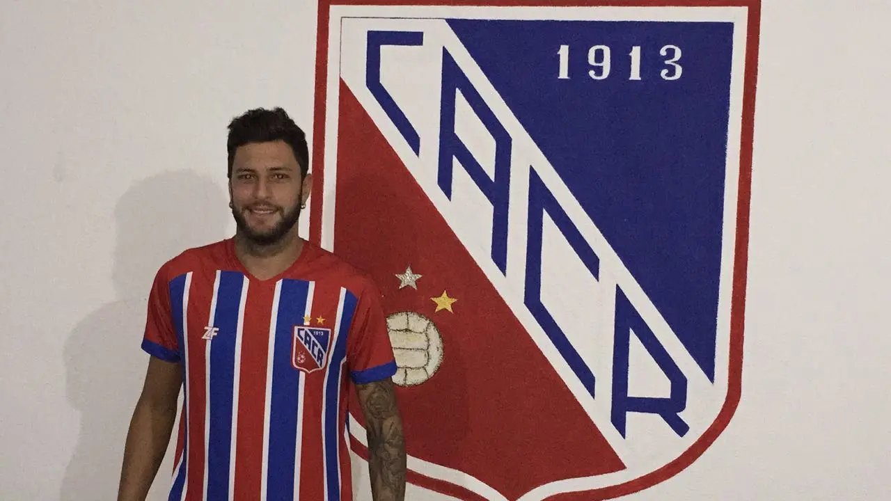 Carlos Renaux anuncia novo lateral-esquerdo para a equipe profissional