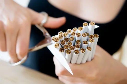 Governo proíbe fumo em locais fechados