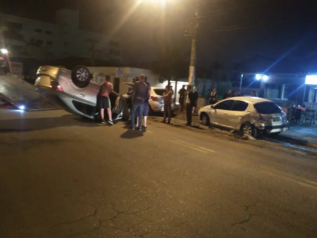 Veículo capota após colisão no Santa Terezinha