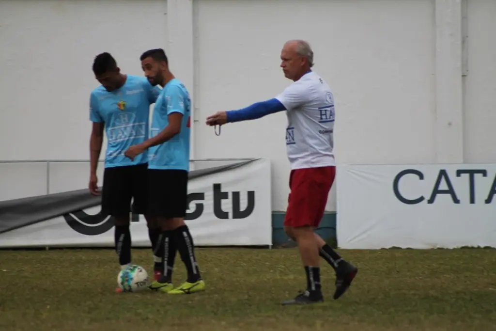 Treinador deve retornar time com três volantes
