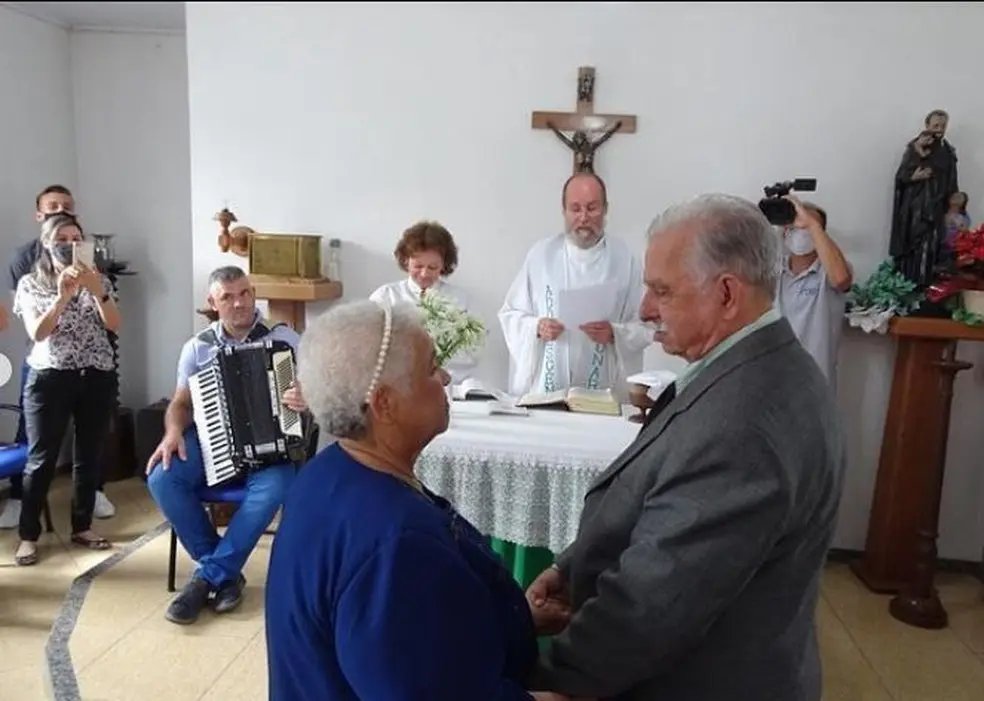 Idosa de 74 anos se casa pela primeira vez em asilo 