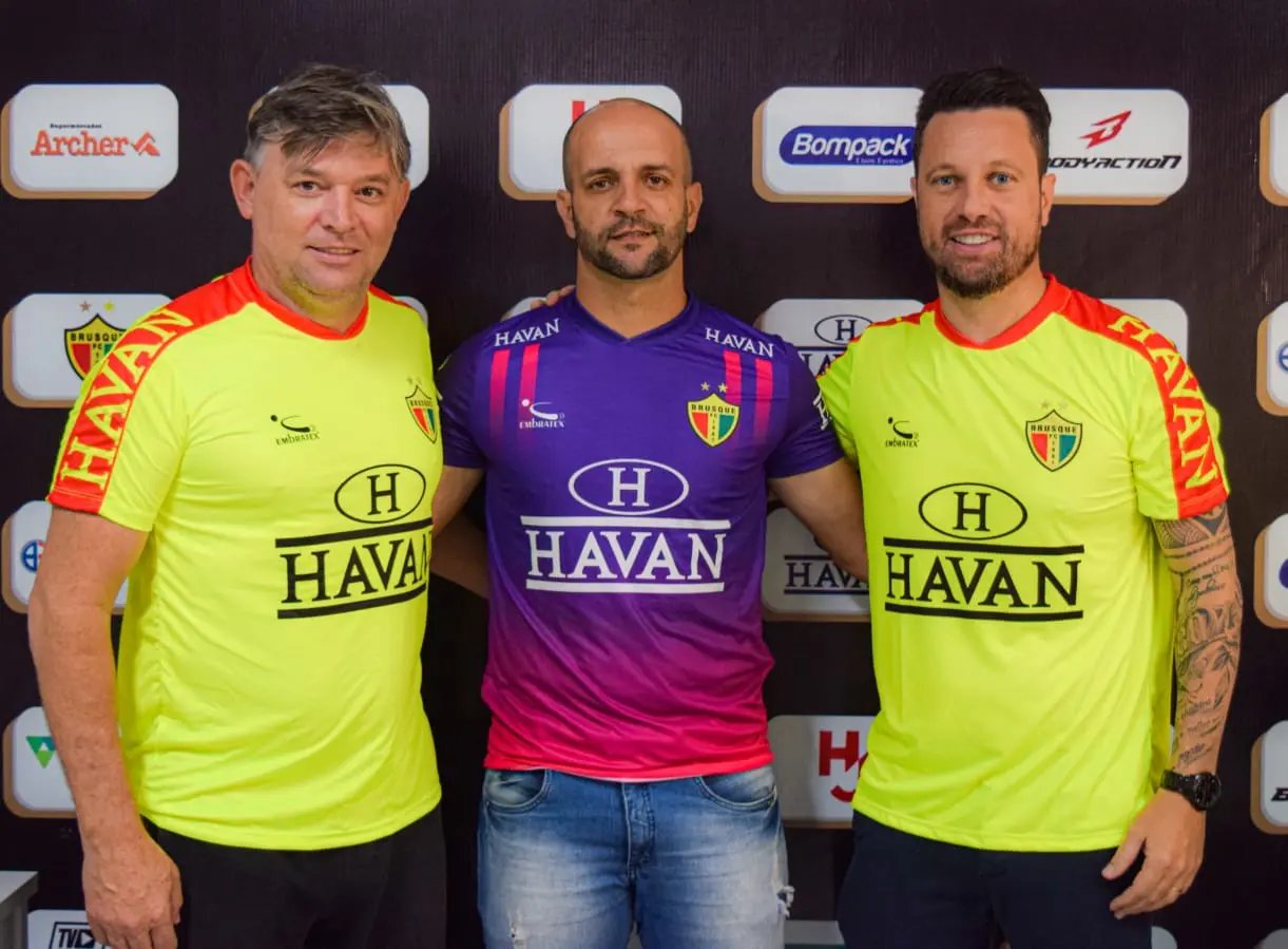 Brusc&atilde;o renova contrato com t&eacute;cnico Jersinho Testoni