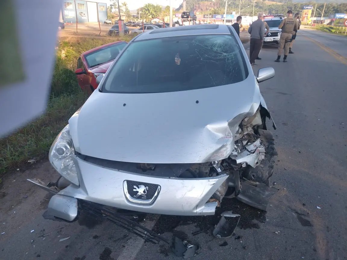Motorista foge e abandona carro ap&oacute;s colis&atilde;o