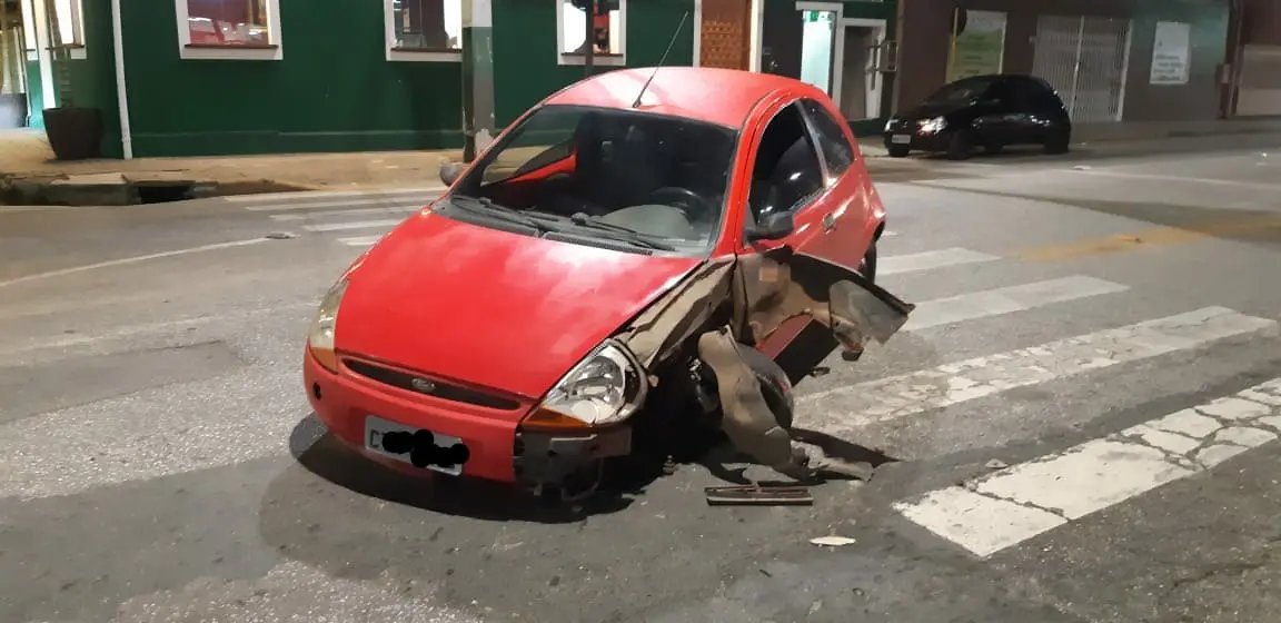 Motociclista atinge carro e fica ferido, no Centro
