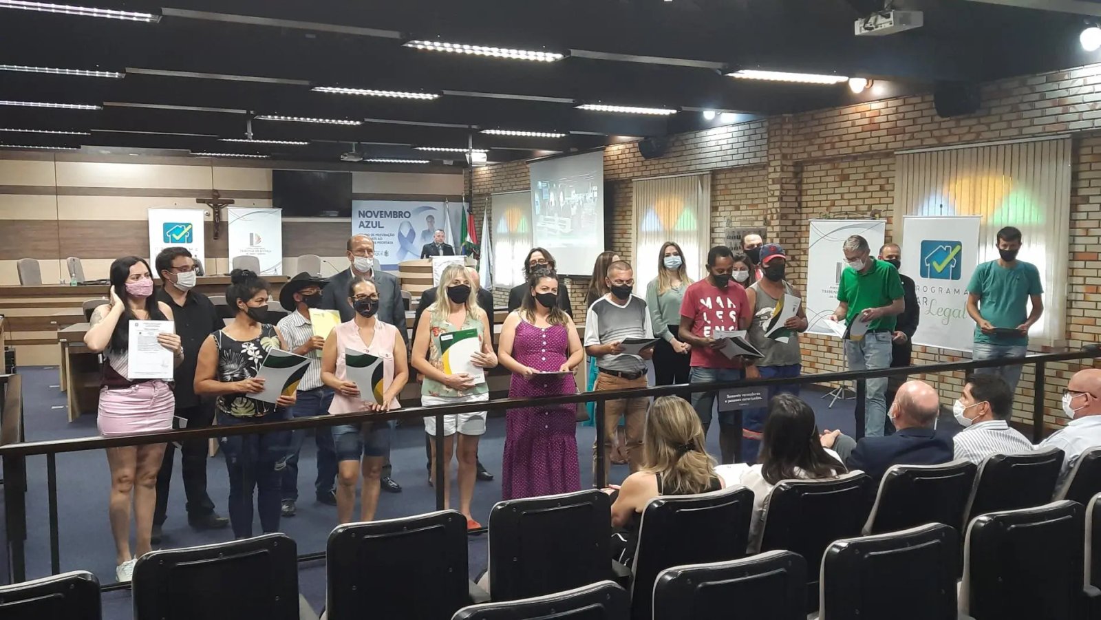 Fam&iacute;lias beneficiadas pelo Lar Legal recebem t&iacute;tulos 