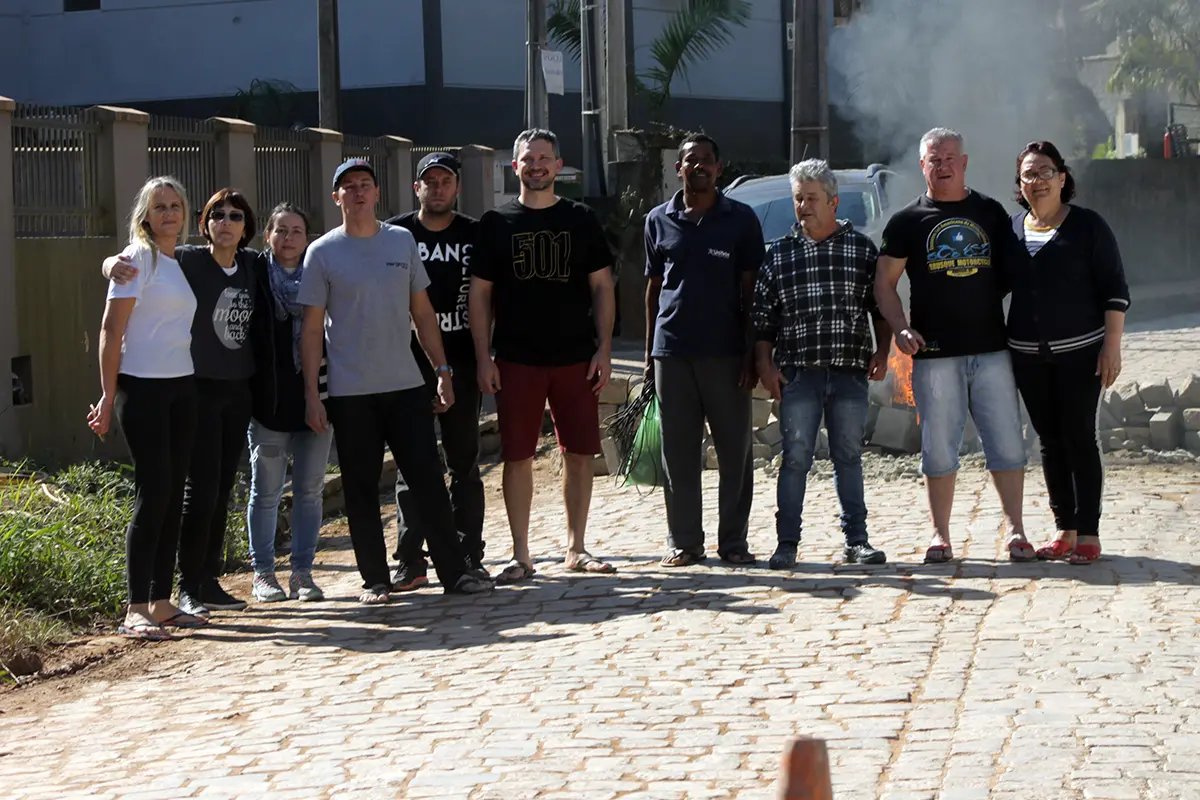 Moradores da rua Medeiros protestam contra tráfego pesado