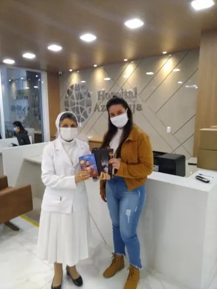 Escritora e atriz doa 400 livros a profissionais de sa&uacute;de