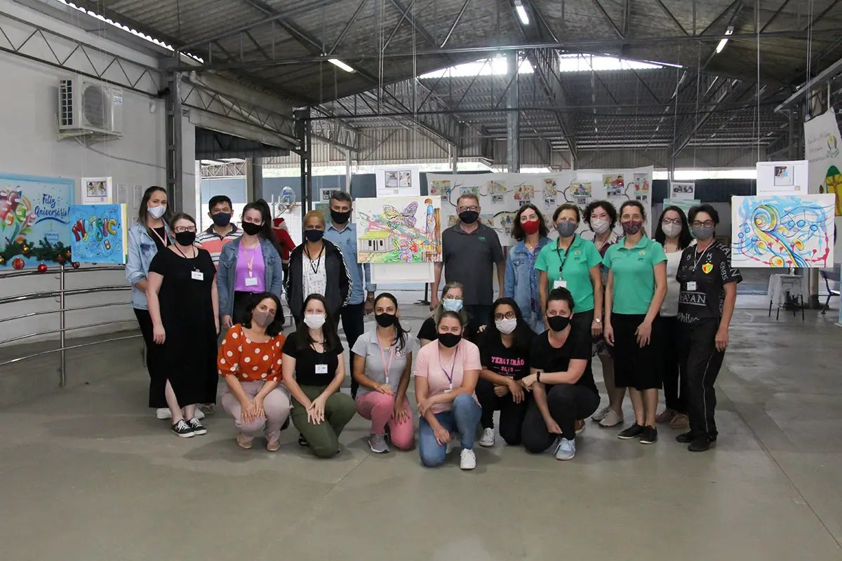 Apae de Brusque realiza exposi&ccedil;&atilde;o de artes visuais com obras de alunos
