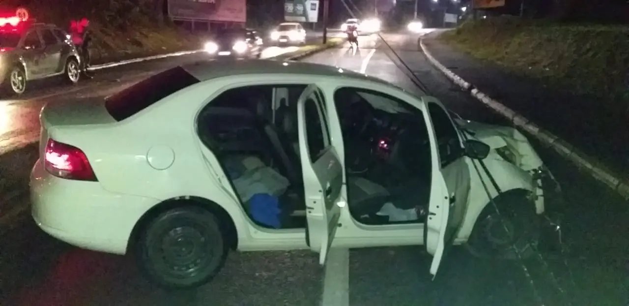 Motorista bate e derruba poste no Centro de Brusque