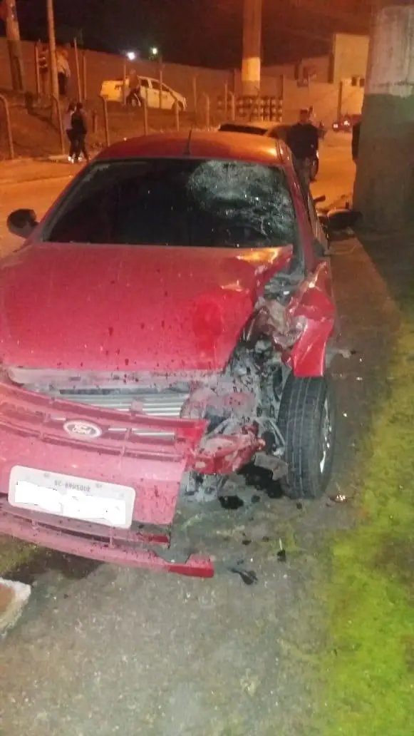 Colisão destruiu moto, frente do carro e mandou um para o hospital