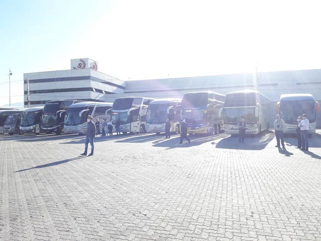 Comboio de &ocirc;nibus protesta contra proibi&ccedil;&atilde;o da atividade no estado