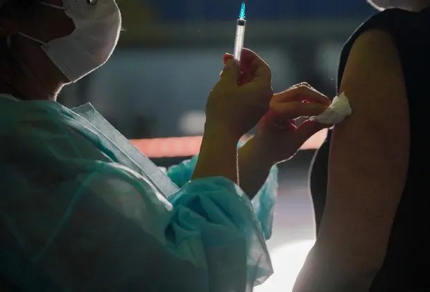 Santa Catarina come&ccedil;a aplicar dose de refor&ccedil;o em adultos neste s&aacute;bado