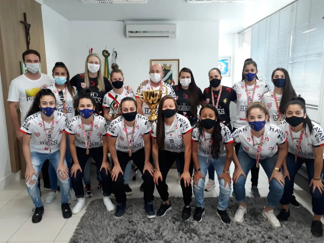 Equipe do Barateiro Futsal visita prefeitura de Brusque 