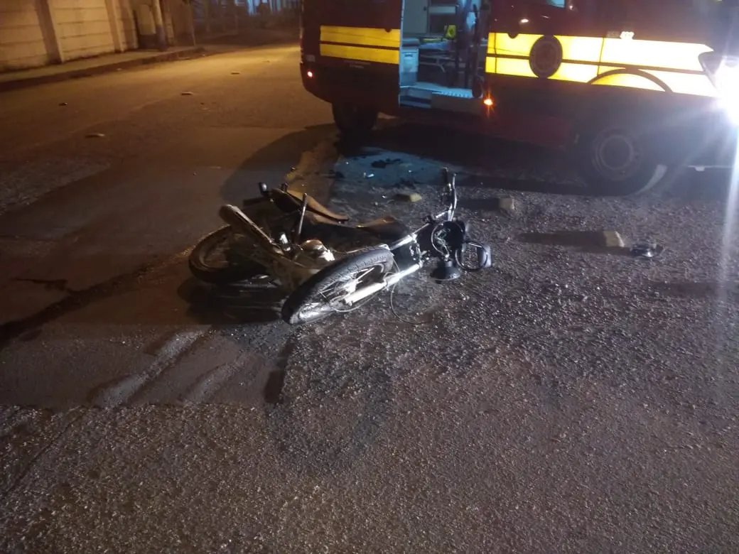 Motorista acerta moto, fere condutor e foge do local