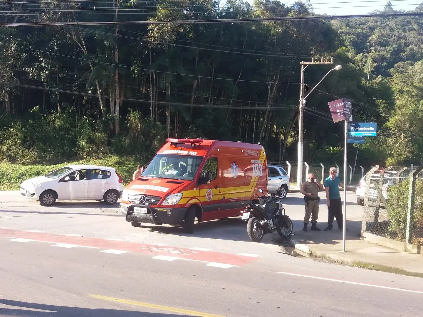 Casal &eacute; conduzido ao hospital depois de bater de moto contra carro