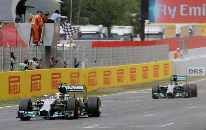 Hamilton vence quarta seguida e é o novo líder