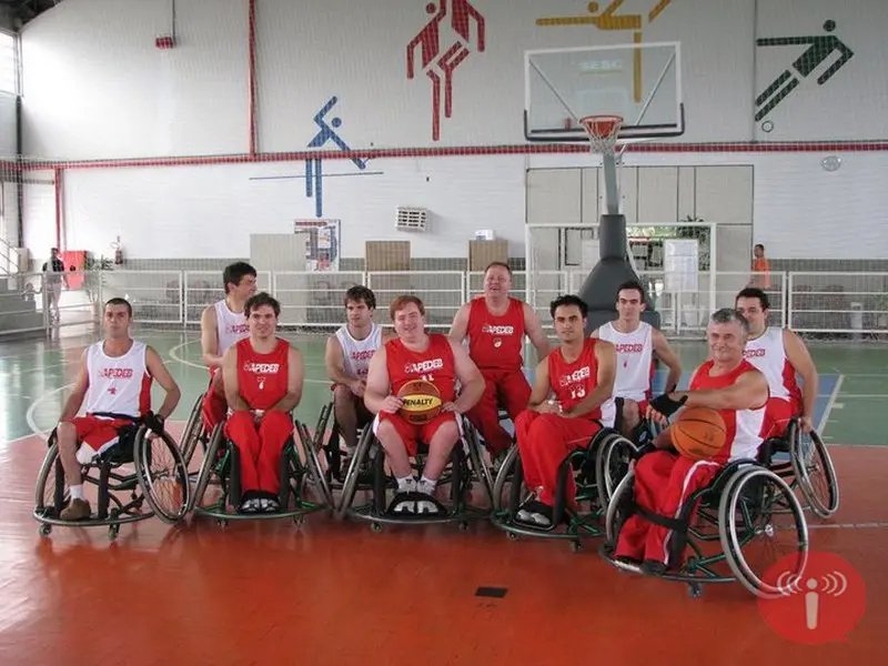 Equipe entra em quadra pelo estadual de basquete sobre rodas