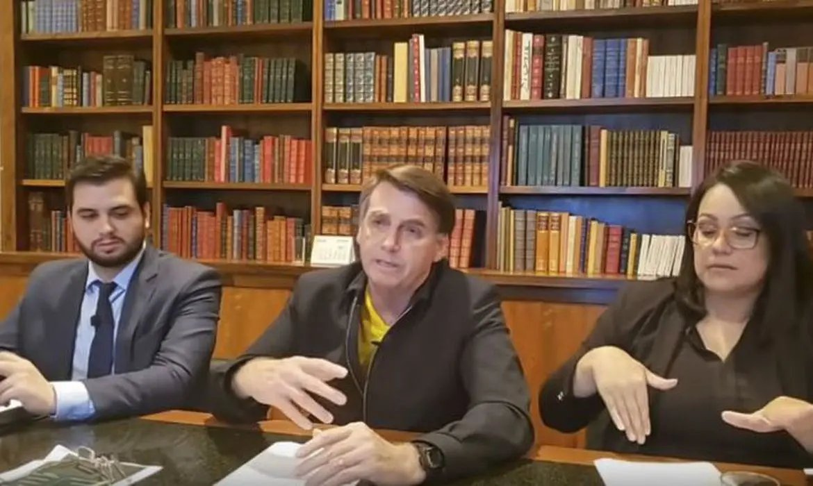 Bolsonaro anuncia que Aux&iacute;lio Emergencial ter&aacute; mais parcelas