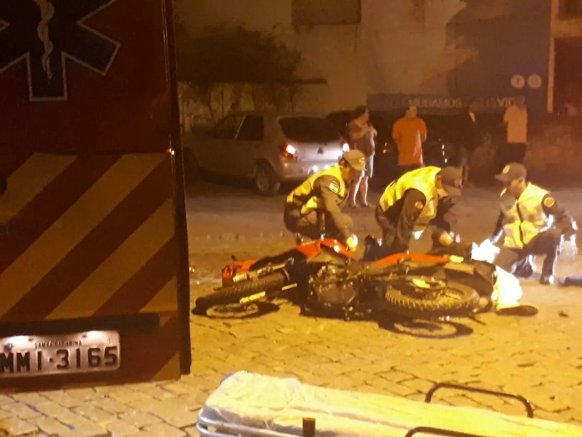 Homem fica ferido em colisão envolvendo moto e carro na Augusto Klapoth