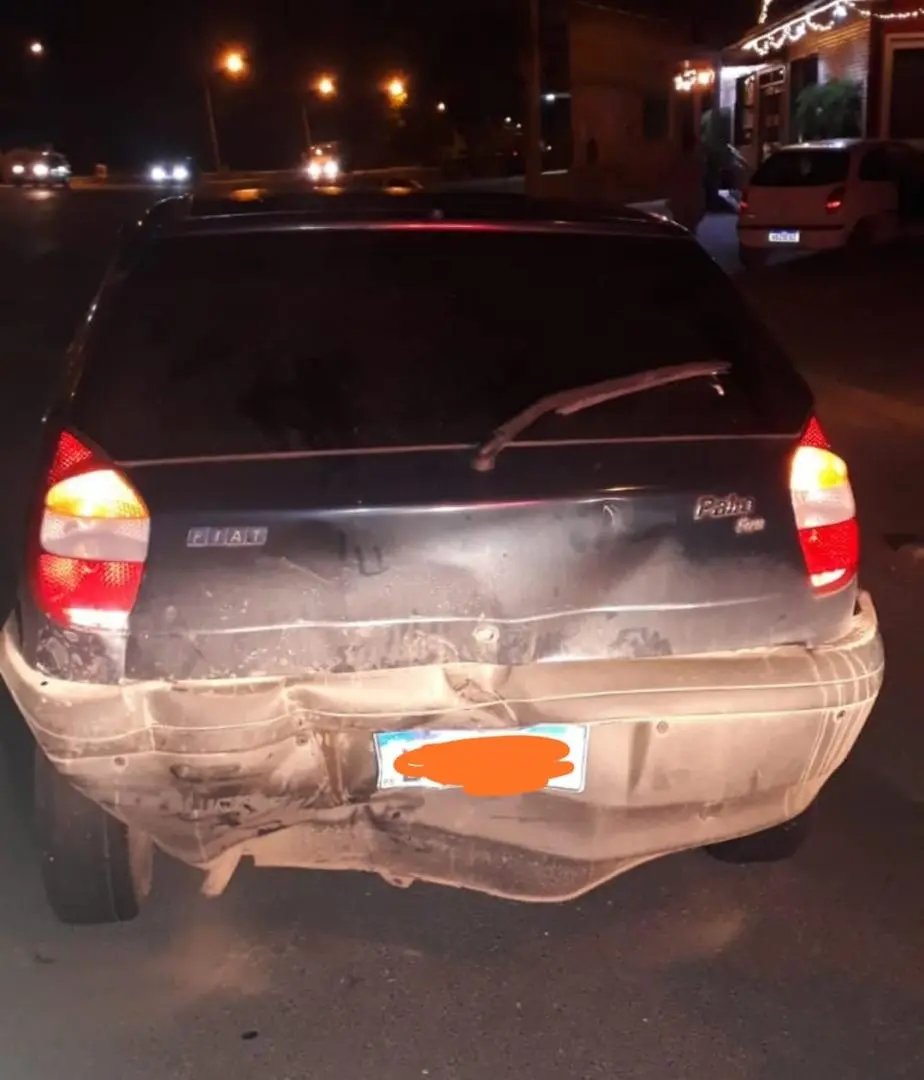 Dois carros batem na Ant&ocirc;nio Heil e motorista se recusa a fazer o teste do baf&ocirc;metro 