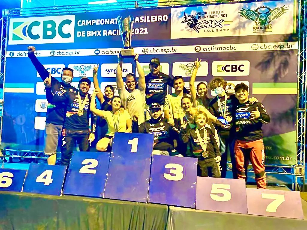 Brusque conquista terceiro titulo nacional de BMX por equipes