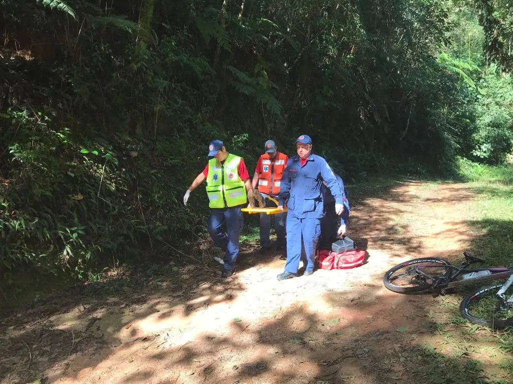 Queda em trilha de bicicleta deixa jovem ferida