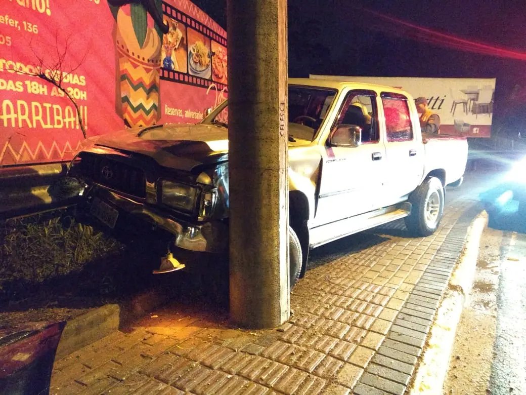 Veículo desgovernado atinge poste e guard rail, em Guabiruba