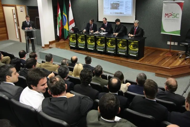 Ato público contra a PEC 37 na Alesc