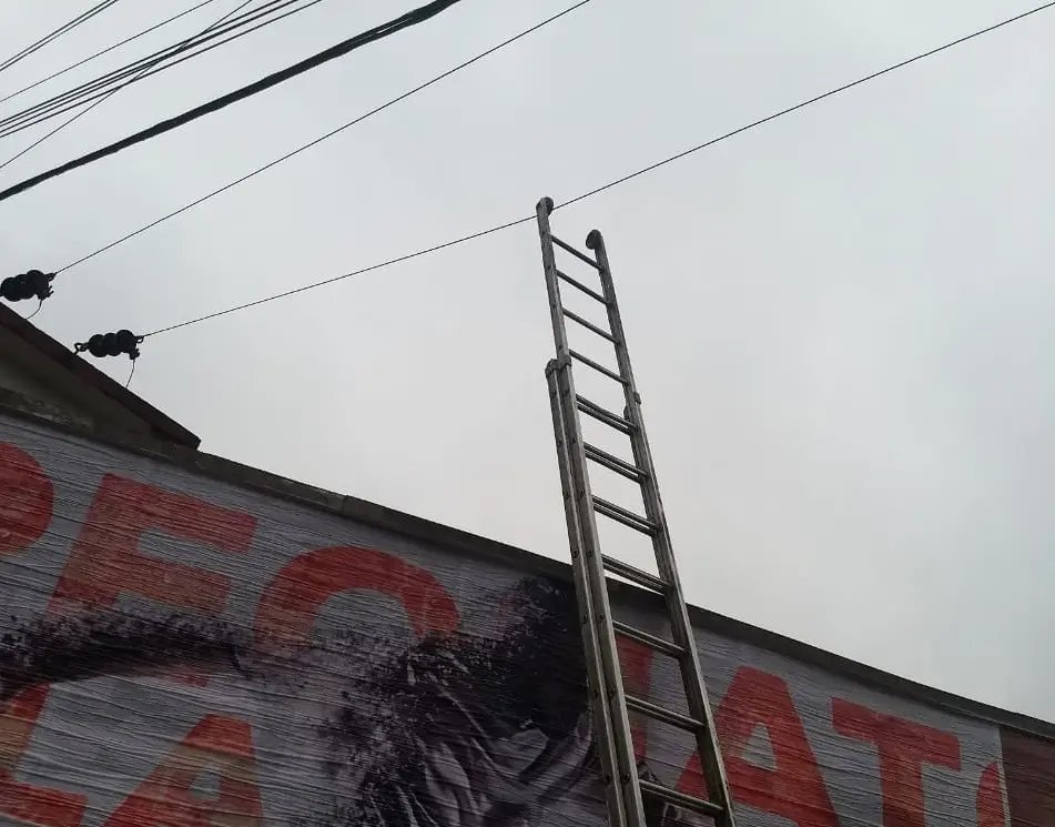 Homem sofre choque durante trabalho em outdoor