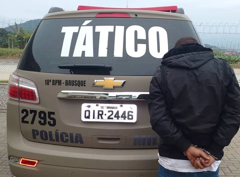 Polícia encontra homem com mandado de prisão em aberto