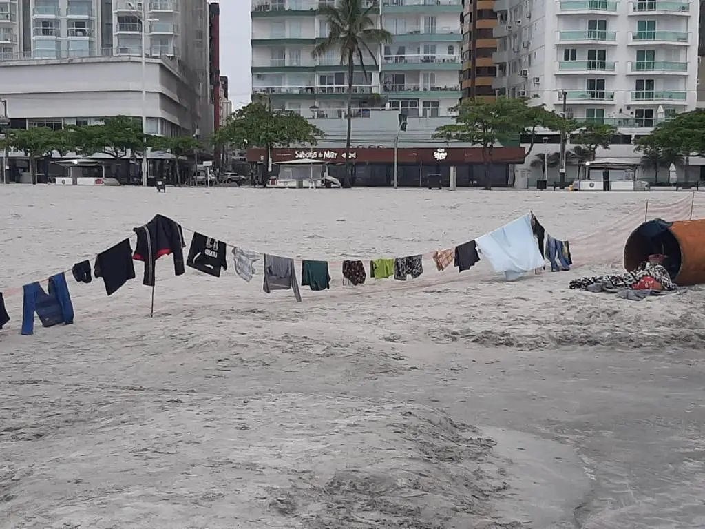 Mendigo instala varal e acampa em tubo na faixa de areia