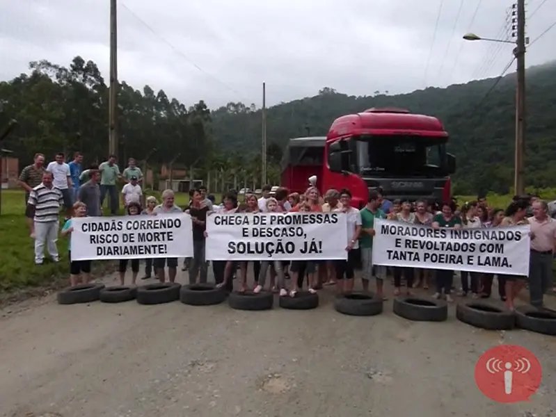 População protesta por asfalto em rodovia