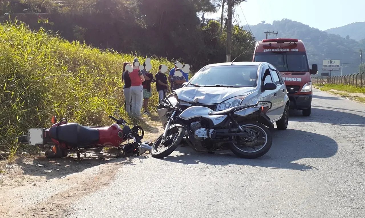 Colis&atilde;o entre motos e carro termina com v&iacute;timas no hospital