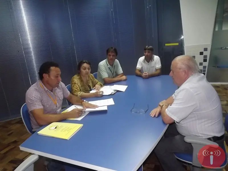 Reunião inicia negociação entre trabalhadores e patrões