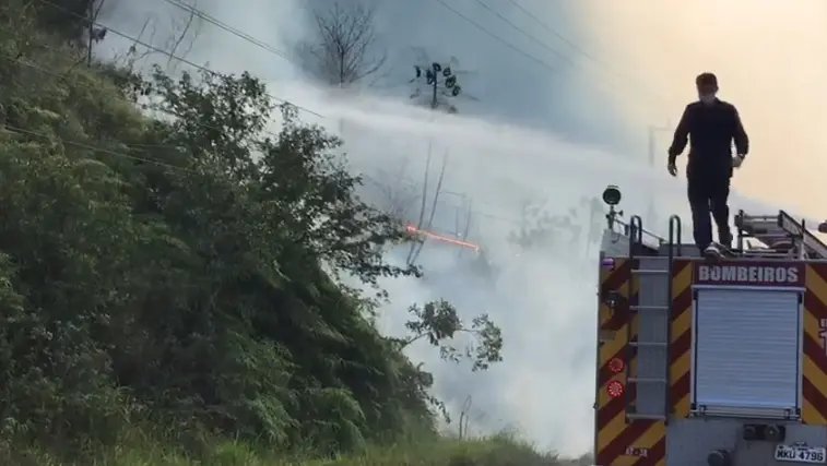 Inc&ecirc;ndios simult&acirc;neos est&atilde;o dando trabalho aos bombeiros