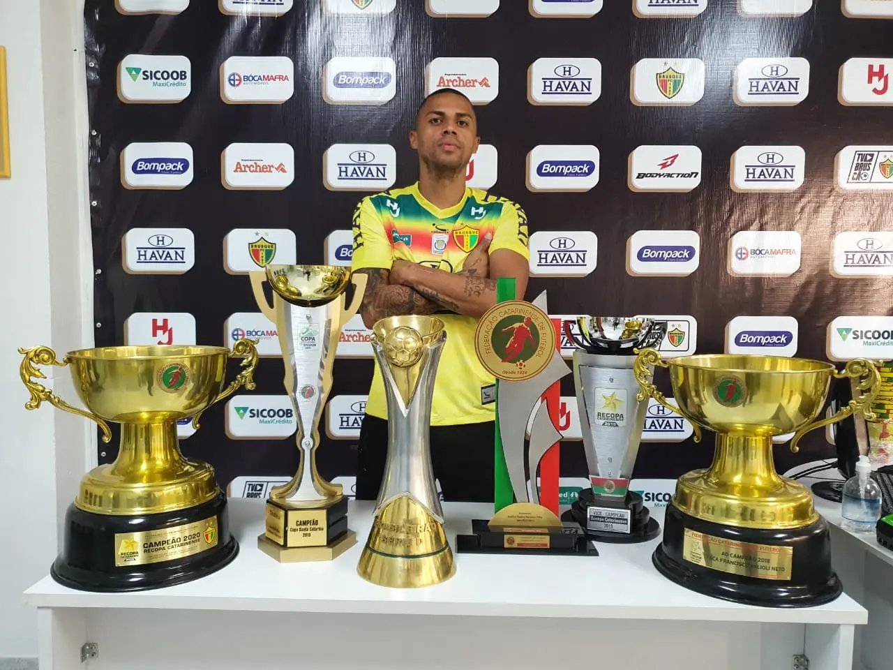 Brusc&atilde;o confirma renova&ccedil;&atilde;o de contrato de mais um atleta