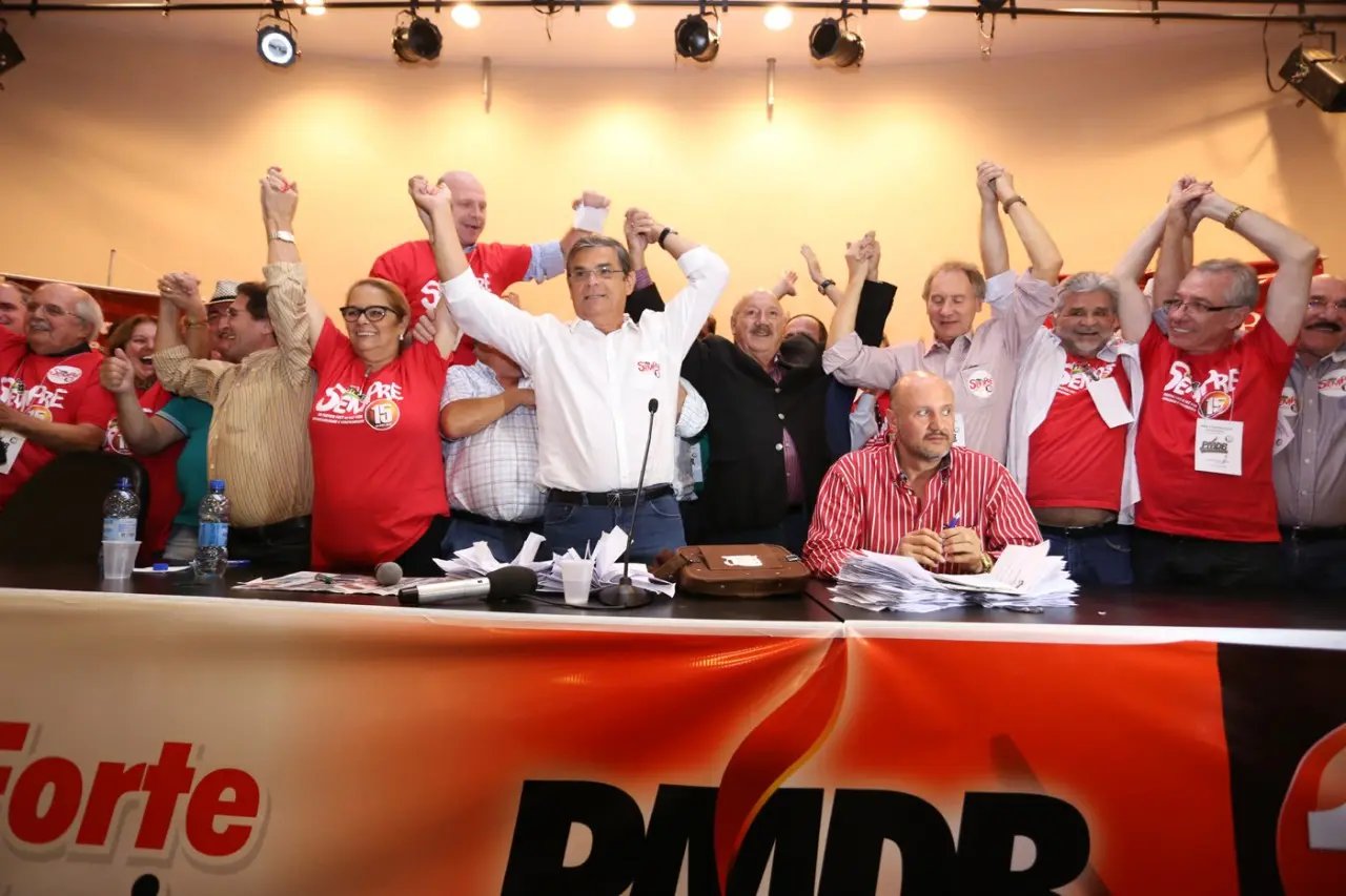 PMDB aprova apoio a Colombo