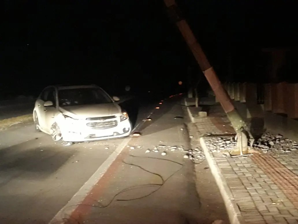 Carro acerta poste e causa apag&atilde;o na madrugada, na rua Azambuja