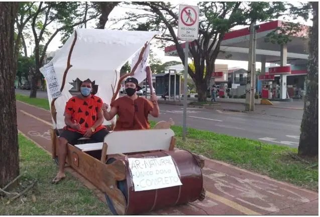 Fam&iacute;lia sai &agrave;s ruas em protesto contra pre&ccedil;o da gasolina 