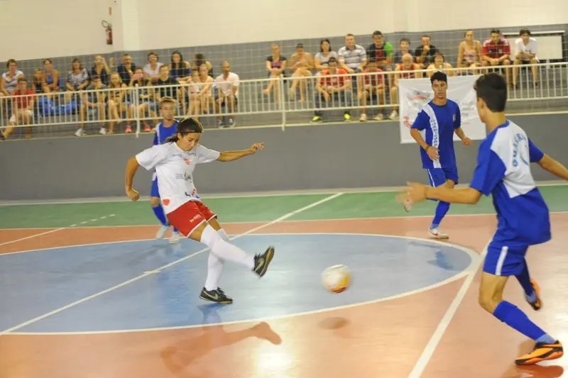 Barateiro em quadra contra Nova Trento