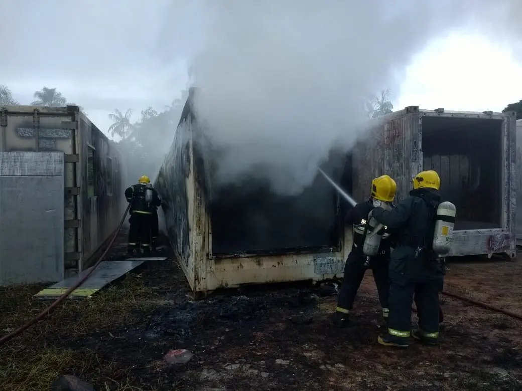 Mais de mil litros de &aacute;gua para apagar inc&ecirc;ndio em cont&acirc;ineres