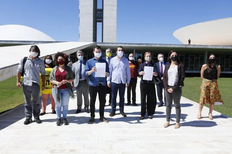 Sete partidos entram com pedido de impeachment de Bolsonaro