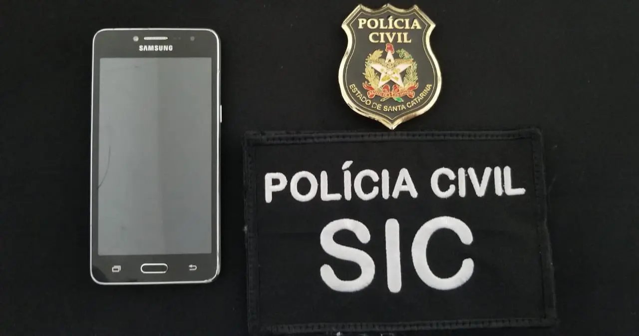 Policiais civis recuperam celular furtado