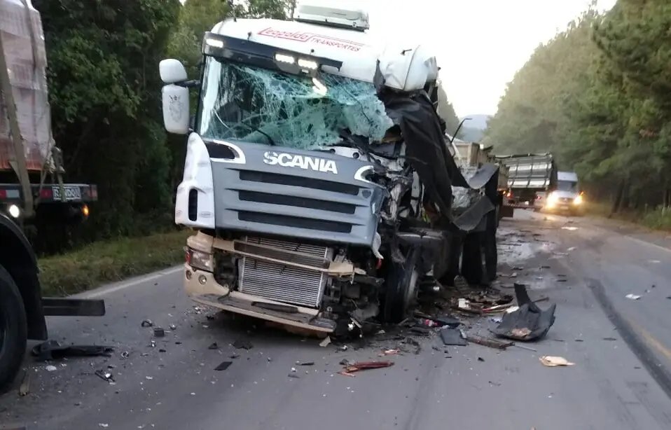 Engavetamento entre tr&ecirc;s carretas mata uma pessoa e fere outra