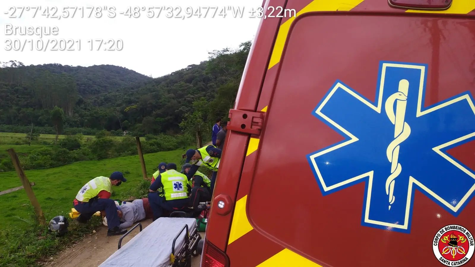 Mulher de 26 anos tem fratura aberta em acidente entre moto e carro