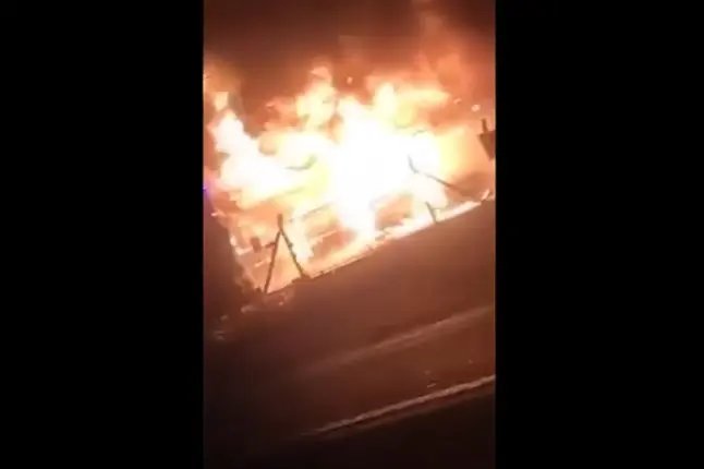 (V&Iacute;DEO) Inc&ecirc;ndio destr&oacute;i ferro velho &agrave; margem da rodovia