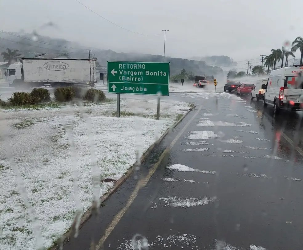 Queda de granizo gera estragos em SC