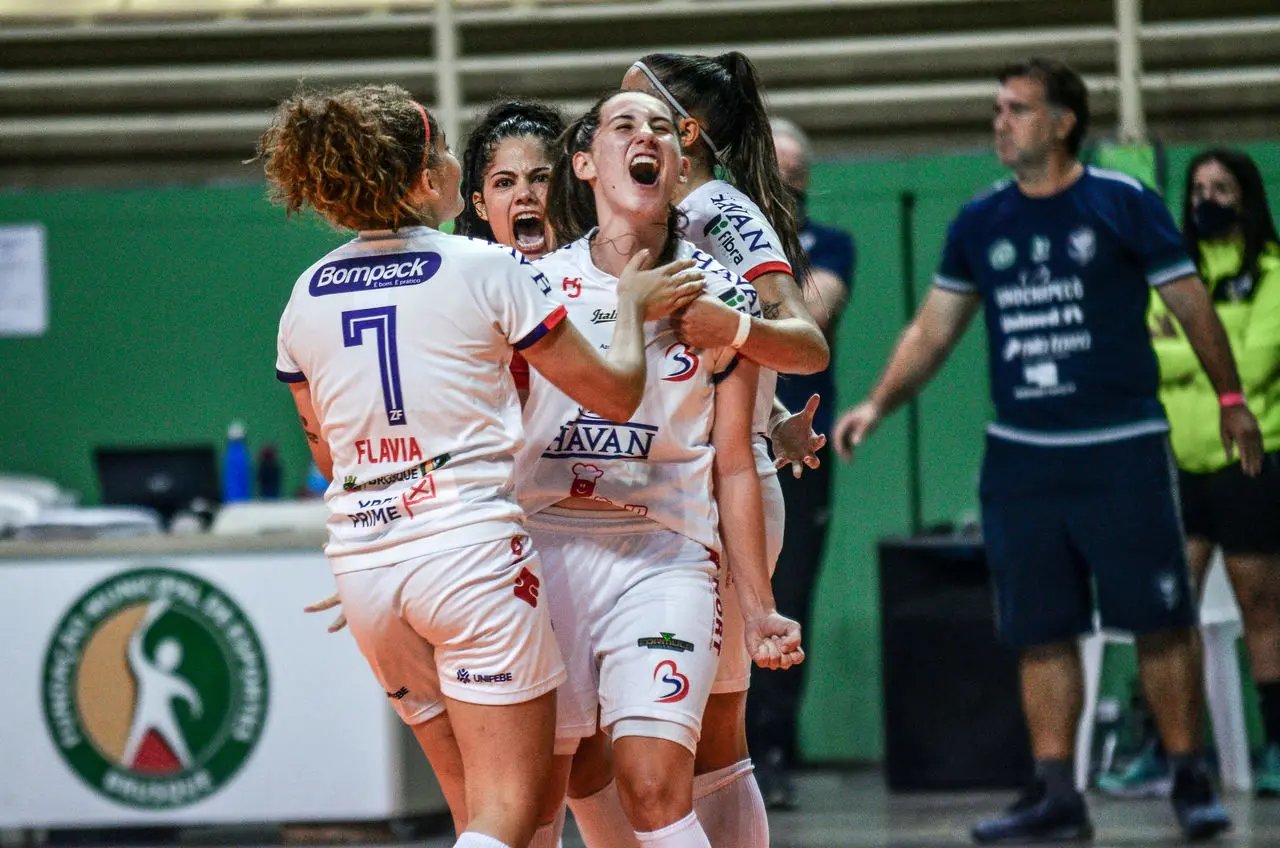Barateiro Futsal vence cl&aacute;ssico Catarinense e est&aacute; na final 