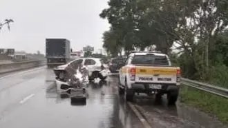 Carro roda na pista e atinge mureta na Rodovia Ant&ocirc;nio Heil