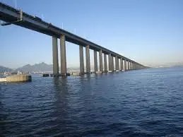 Mulher sobrevive após de cair de ponte